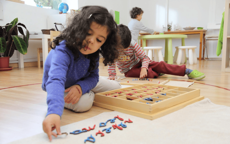 Montessori đặt sự tập trung lớn vào việc phát triển 5 giác quan của trẻ