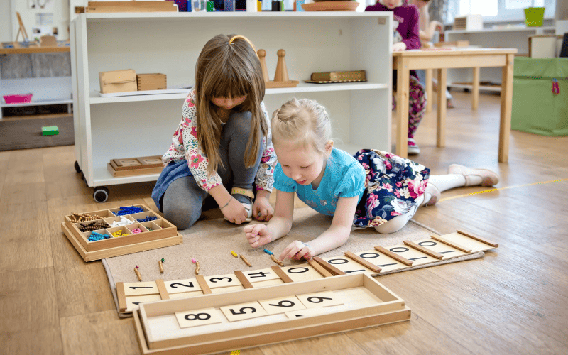 Phương pháp Montessori giúp trẻ làm quen và nhận biết số học